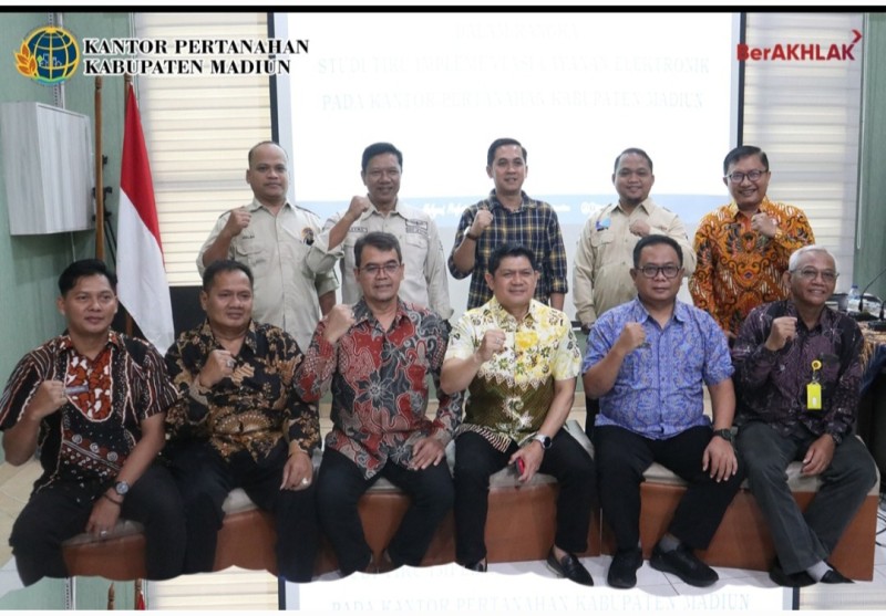 Kepala Kantor Pertanahan Kabupaten Madiun, Muh Tansri dan jajaran foto bersama dengan rombongan studi tiru dari Kantah Semarang.