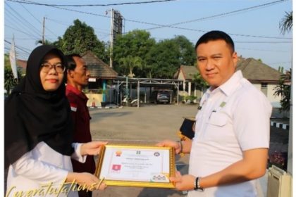 Kepala Kantor Imigrasi Muara Enim, Antonius Frizky S.C.P menyerahkan penghargaan kepada Desta Dini Helyani Putri