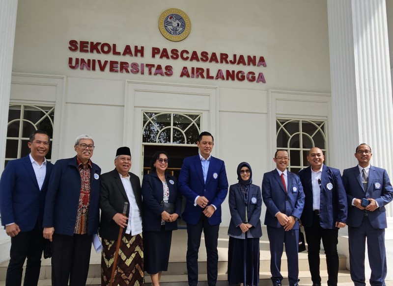 Menteri AHY foto bersama dengan para penguji di depan gedung Pasca Sarjana Universitas Airlangga. 