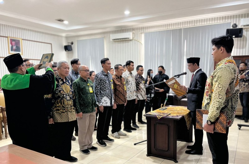 Plt Kepala Kantor Pertanahan Kota Surabaya II, Budi Hartanto membacakan sumpah untuk panitia PTSL.