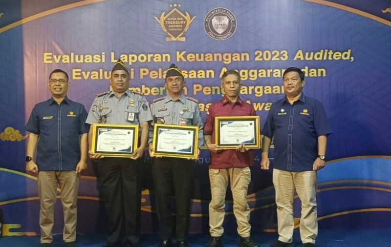 Para peraih penghargaan Evaluasi Laporan Keuangan 2023 foto bersama menunjukkan penghargaan. 
