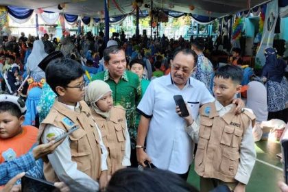 Wakil Walikota Surabaya Armuji saat menyapa anak-anak SD di Surabaya beberapa waktu lalu.