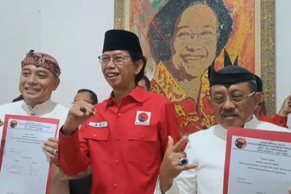 Pasangan Eri-Armuji diterima Adi Sutarwijono saat mendaftarkan diri sebagai paslon Pilwali Surabaya.