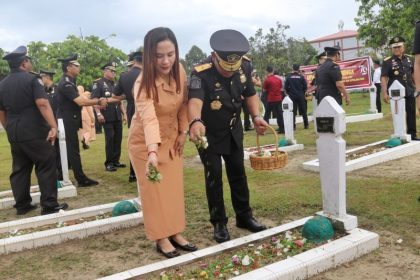 Kepala Kantor Imigrasi Kelas I Khusus TPI Batam, Samuel Toba, menabur bunga di pusara salah satu malam pahlawan.