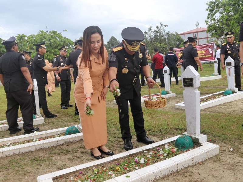 Kepala Kantor Imigrasi Kelas I Khusus TPI Batam, Samuel Toba, menabur bunga di pusara salah satu malam pahlawan.