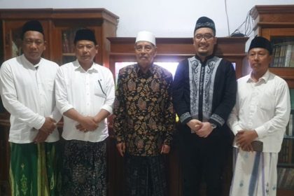 Bakal Calon Bupati dan Wakil Bupati Lamongan, Abdul Ghofur dan Firosya Shalati, silaturahmi ke kediaman pengasuh Pondok Pesantren Sunan Drajat, KH Abdul Ghofur.