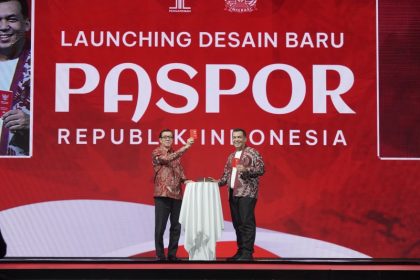 Menkumham Yasonna H Laoly dan Dirjen Imigrasi Silmy Karim menunjukkan wajah baru paspor Indonesia.