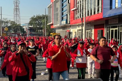 Ketua DPC PDI Perjuangan, Adi Sutarwijono mengikuti gerakan senam bersama warga. 