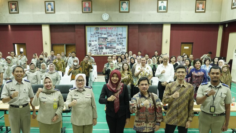 Para peserta diskusi foto bersama dengan jajaran Kantor Pertanahan Kota Surabaya I. 