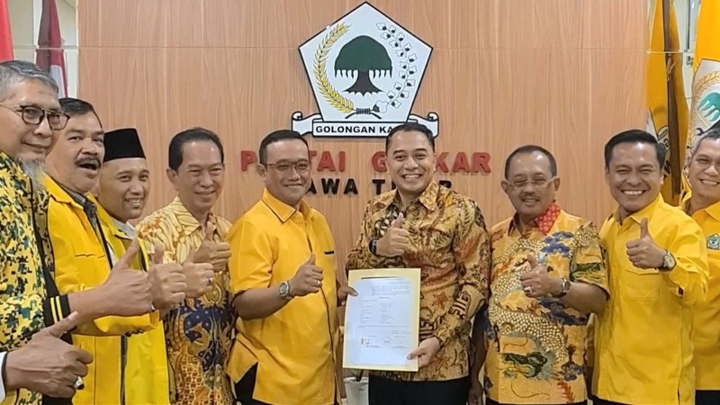 Bendahara DPD Golkar Jatim, Blegur Prijanggono memberikan formulir model B1-KWK kepada pasangan Eri-Armuji disaksikan pengurus partai lainnya.