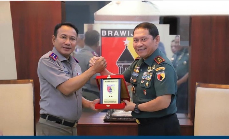 Kakanwil BPN Jatim, Lampri menerima cenderamata dari Pangdam V/ Brawijaya Mayjen TNI Rafael Granada Baay.