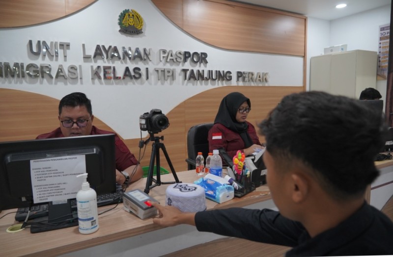 Suasana pelayanan Paspor Simpatik yang digelar Kantor Imigrasi Tanjung Perak.