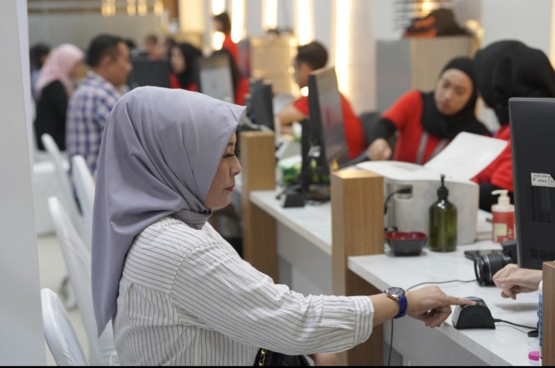 Pemohon Paspor Merdeka dalam rangka Hari Bhakti Pengayoman ke-79 melakukan perekaman biometrik.