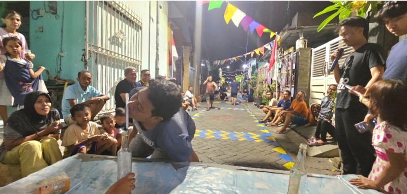 Warga nampak antusias mengikuti lomba ambil pipet pakai hidung yang diadakan karang taruna setempat, semalam.