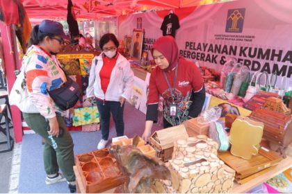 Warga juga melihat-lihat pameran yang juga dihadirkan di arena Car Free Day Darmo pagi tadi.