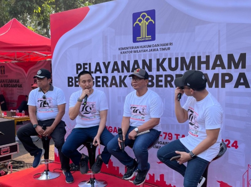 Kakanim Imigrasi Surabaya Ramdhani saat talkshow di acara Car Free Day Taman Bungkul Surabaya bersama Kakanwil Kemenkumham Jatim Heni Yuwono.
