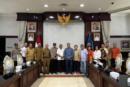 Wakil Walikota Surabaya, Armuji, mengundang sejumlah pihak ke Balai Kota Surabaya untuk mediasi menyoal konflik Sekolah Petra dengan warga Perumahan Tompotika.