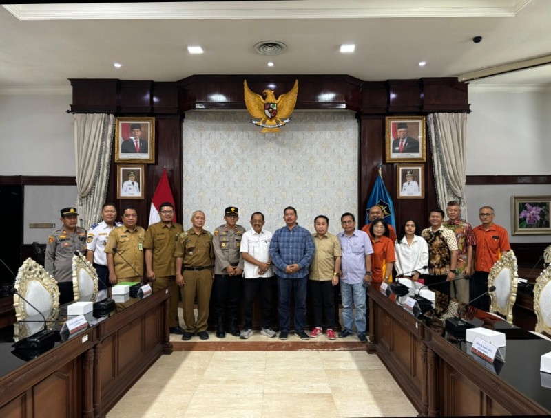 Wakil Walikota Surabaya, Armuji, mengundang sejumlah pihak ke Balai Kota Surabaya untuk mediasi menyoal konflik Sekolah Petra dengan warga Perumahan Tompotika.