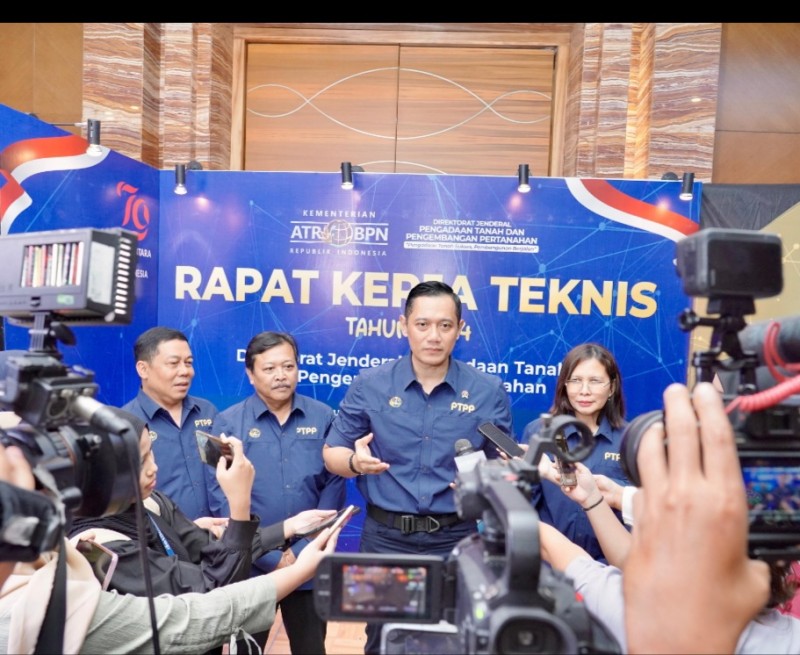 Menteri Agraria dan Tata Ruang/Kepala Badan Pertanahan Nasional (ATR/BPN), Agus Harimurti Yudhoyono (AHY) memberikan keterangan kepada wartawan.