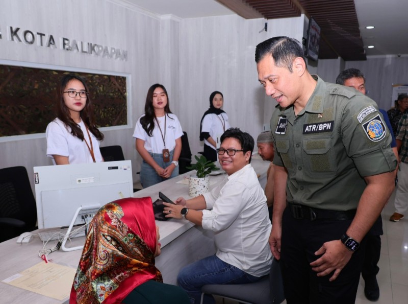 Menteri AHY saat meninjau Pelayanan Tanah Akhir Pekan (PELATARAN) di Kantor Pertanahan (Kantah) Kota Balikpapan,