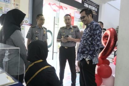 Kepala Kantor Imigrasi Surabaya, Ramdhani, mendampingi Tim Penilai Internal Inspektorat Jenderal berkeliling hingga bertanya langsung tentang inovasi kepada pemohon.