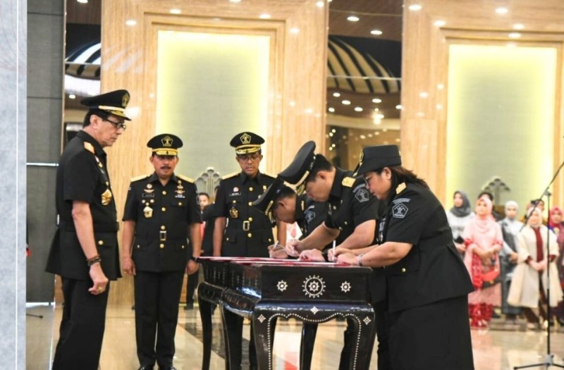 Menkumham Yasonna H Laoly menyaksikan penandatanganan berita acara pelantikan pejabat eselon 2.