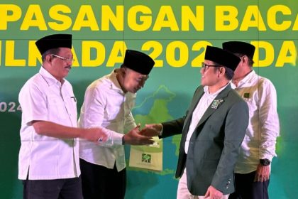 Ketua DPP PKB, Muhaimin Iskandar memberikan rekomendasi kepada pasangan Eri Cahyadi dan Armuji di Kantor DPP PKB di Jakarta.