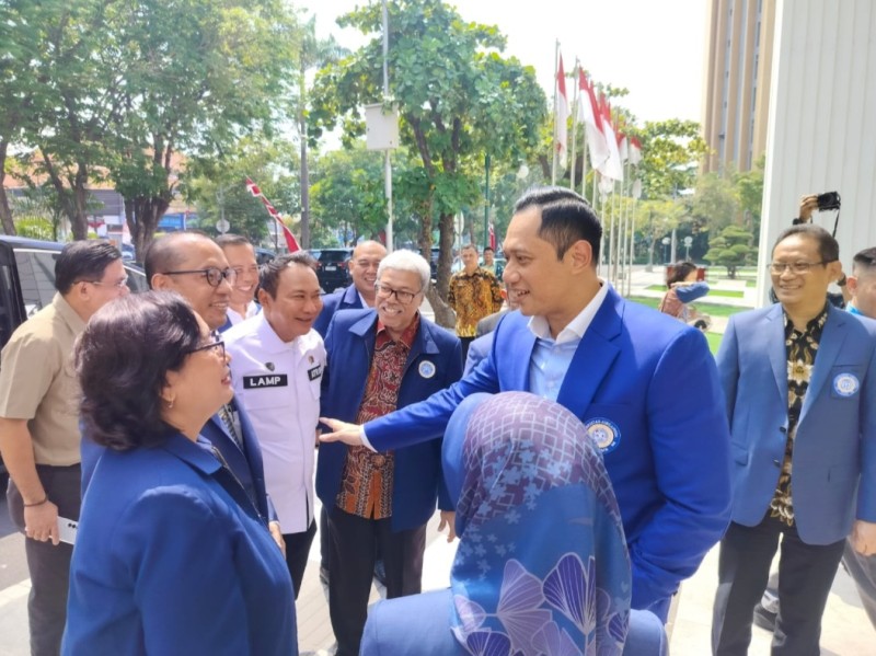 Menteri AHY mengenalkan Kepala Kantor Wilayah Badan Pertanahan Nasional, Lampri, kepada para pengujinya.