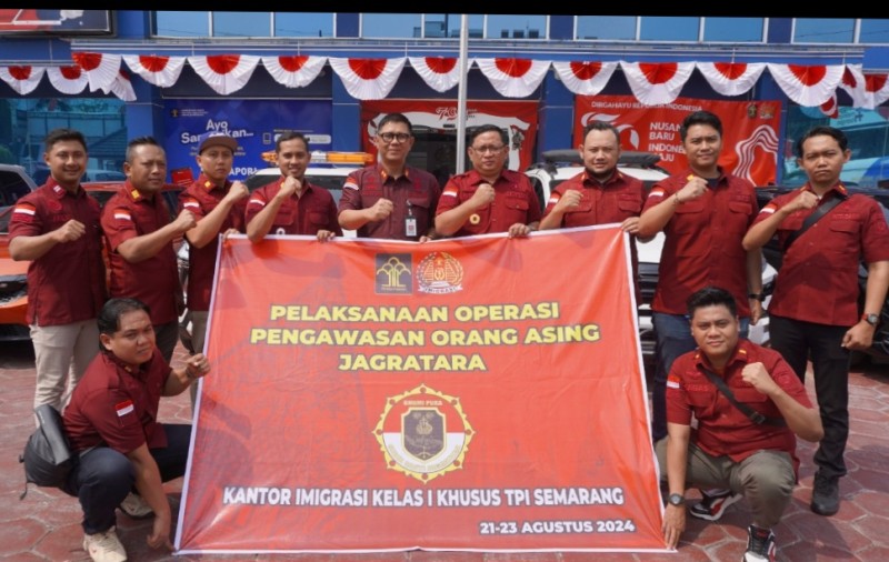 Kepala Kantor Imigrasi Semarang, Guntur Sahat Hamonangan bersama jajaran dalam kegiatan Operasi Jagratara.