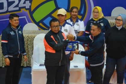 Kakanwil BPN Jatim, Lampri, menyerahkan cenderamata kepada tim yang terlibat dalam pembukaan turnamen voli.