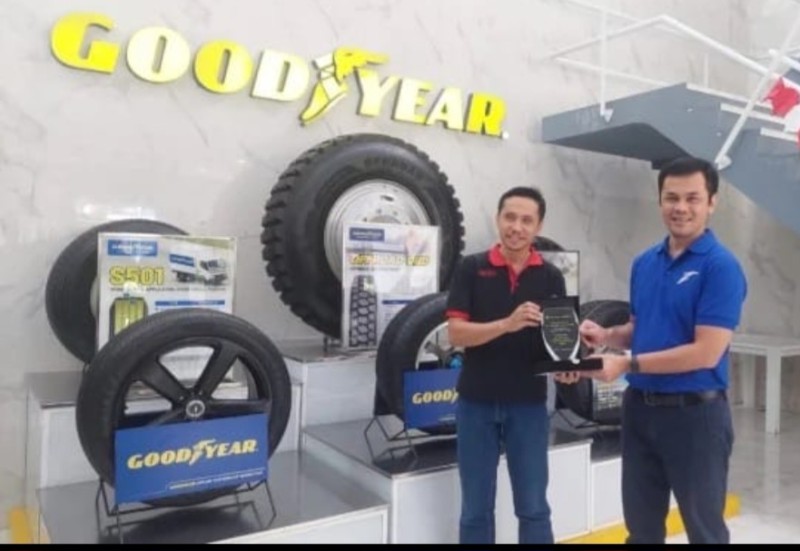 Andreas Bongso (Korwil SOCI Wilayah Jabodetabek) saat diterima Presdir PT GoodYear Indonesia, Iman Santoso.