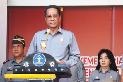 Menteri Hukum dan HAM RI Supratman Andi Agtas memimpin apel pagi perdana bersama pegawai Kemenkumham RI.