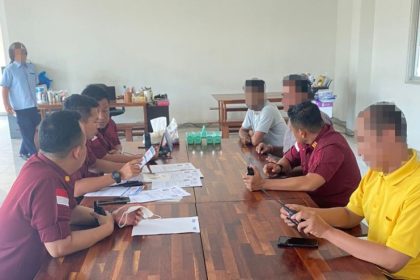 Petugas Inteldakim Imigrasi Tanjung Perak memeriksa orang asing di salah satu perusahaan di Gresik.