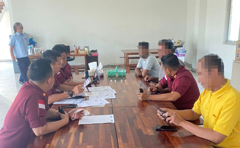 Petugas Inteldakim Imigrasi Tanjung Perak memeriksa orang asing di salah satu perusahaan di Gresik.