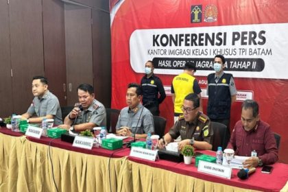 Kepala Kantor Imigrasi (Kakanim) Batam, Samuel Toba mendampingi Kakanwil Kemenkumham Kepri, I Gede Surya Mataram merilis WNA Singapura ilegal bersama jajaran samping.