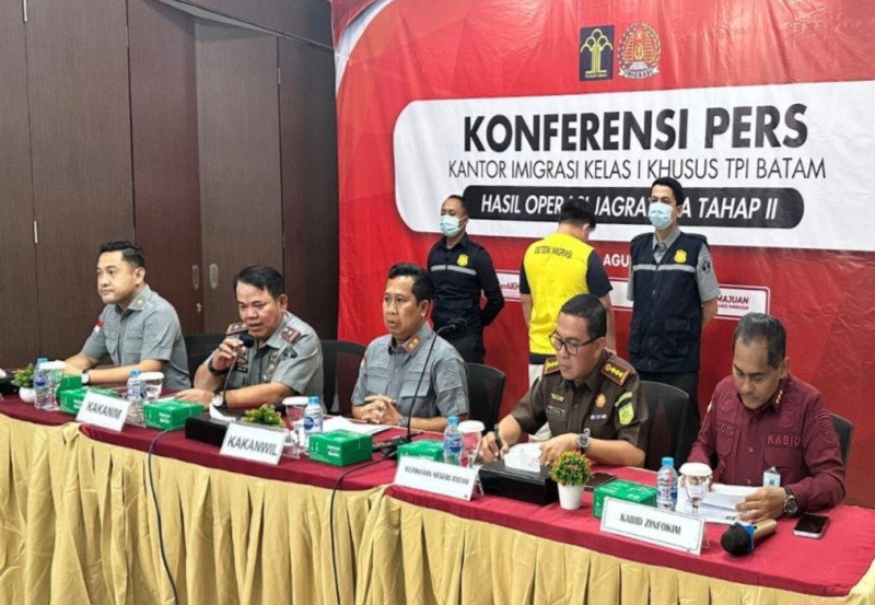 Kepala Kantor Imigrasi (Kakanim) Batam, Samuel Toba mendampingi Kakanwil Kemenkumham Kepri, I Gede Surya Mataram merilis WNA Singapura ilegal bersama jajaran samping.