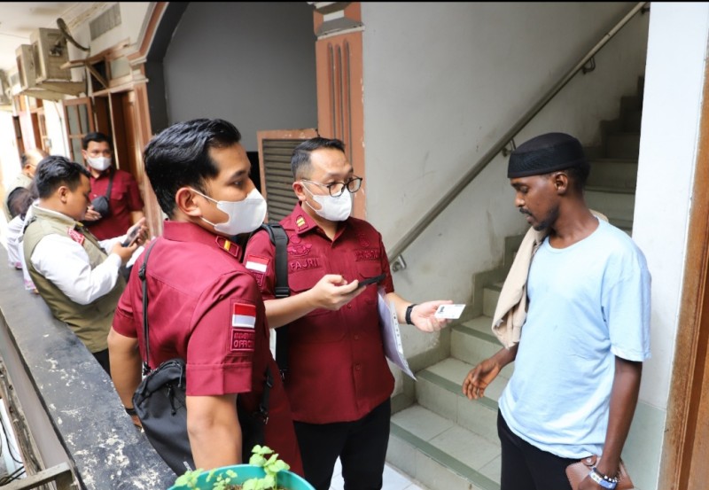 Petugas Imigrasi Jakarta Selatan memeriksa seorang WNA dalam operasi Jagratara di sebuah hunian di kawasan Kemang.