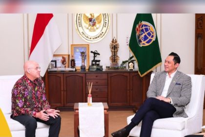 Menteri AHY berdiskusi dengan Mission Director of United States Agency for International Development (USAID) Indonesia, Jeffery P. Cohen.