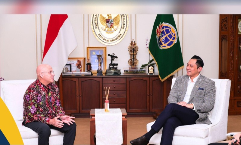 Menteri AHY berdiskusi dengan Mission Director of United States Agency for International Development (USAID) Indonesia, Jeffery P. Cohen.