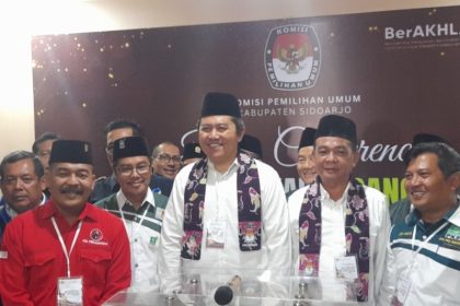 Ahmad Amir Aslichin dan Edi Widodo saat mendaftar sebagai calon bupati dan wakil Bupati Sidoarjo