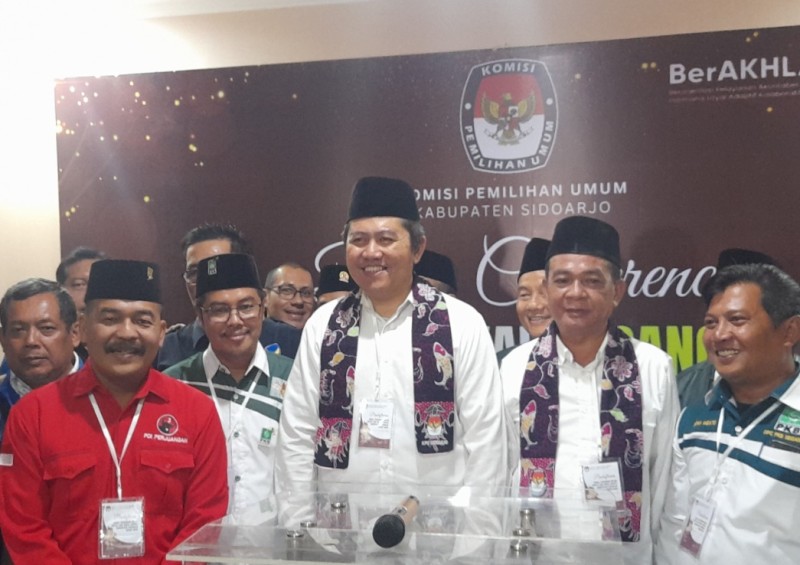 Ahmad Amir Aslichin dan Edi Widodo saat mendaftar sebagai calon bupati dan wakil Bupati Sidoarjo