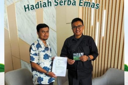 Penyerahan hadiah kepada nasabah pemenang Undian Badai Emas periode 1, beberapa waktu lalu.