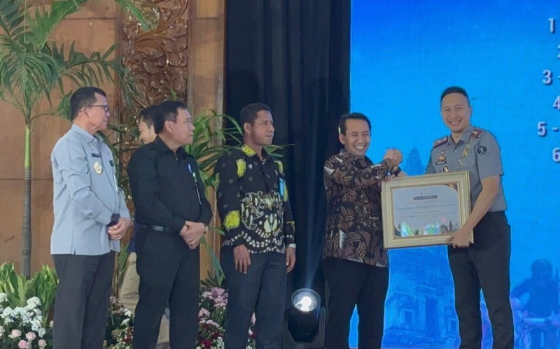 Kepala Kantor Wilayah Direktorat Jenderal Perbendaharaan (DJPB) Jatim Didyk Choiroel menyerahkan langsung secara simbolis piagam penghargaan kepada Kepala Kantor Imigrasi Surabaya, Ramdhani.