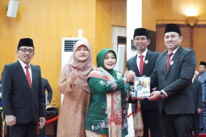 Pimpinan DPRD periode sebelumnya, AH Thony dan Reni Astuti, ikut menyaksikan pelantikan anggota DPRD Surabaya periode 2024-2029.