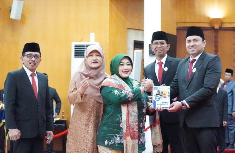 Pimpinan DPRD periode sebelumnya, AH Thony dan Reni Astuti, ikut menyaksikan pelantikan anggota DPRD Surabaya periode 2024-2029.