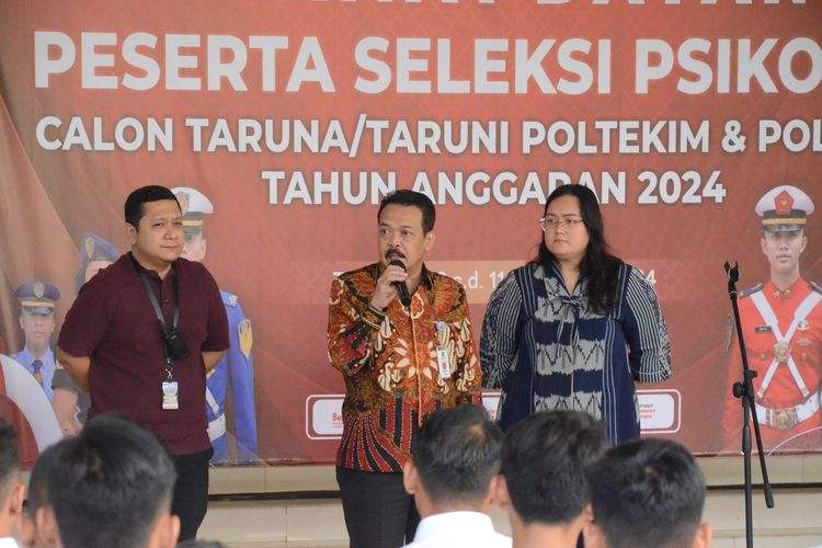 Karo SDM Supartono memberikan semangat kepada para calon taruna Poltek pintu untuk terus Berjuang mewujudkan cita-cita.