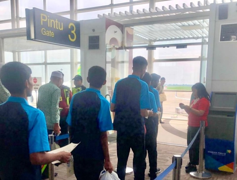 Petugas Rudenim Medan mengawasi WNA yang dideportasi sepanjang Agustus 2024.