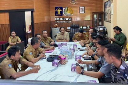 Suasana rapat persiapan di ruang kerja Bupati SUMBAWA.