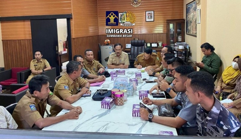 Suasana rapat persiapan di ruang kerja Bupati SUMBAWA.