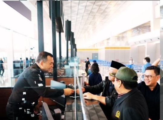 Dirjen Imigrasi Silmy berada di Konter 5 pemeriksaan imigrasi Bandara Soekarno-Hatta.